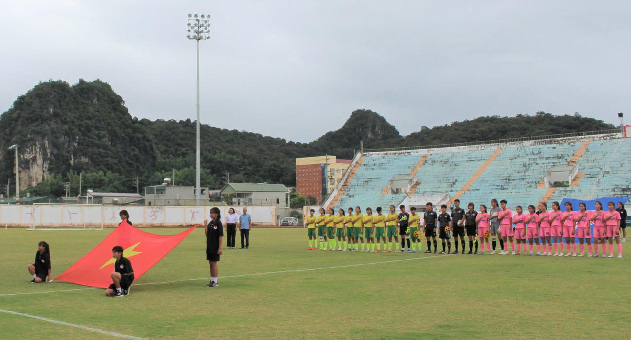 Trận đấu giữa Đội U16 Sơn La v&agrave; U16 H&agrave; Nội diễn ra sau khai mạc giải.