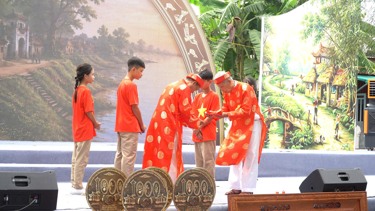 Chương tr&igrave;nh nghệ thuật đặc sắc t&aacute;i hiện truyền thống lịch sử, văn h&oacute;a v&agrave; t&igrave;nh nghĩa giao hảo hai l&agrave;ng Vạn Ph&uacute;c - Nga My (ảnh Th&agrave;nh C&ocirc;ng).