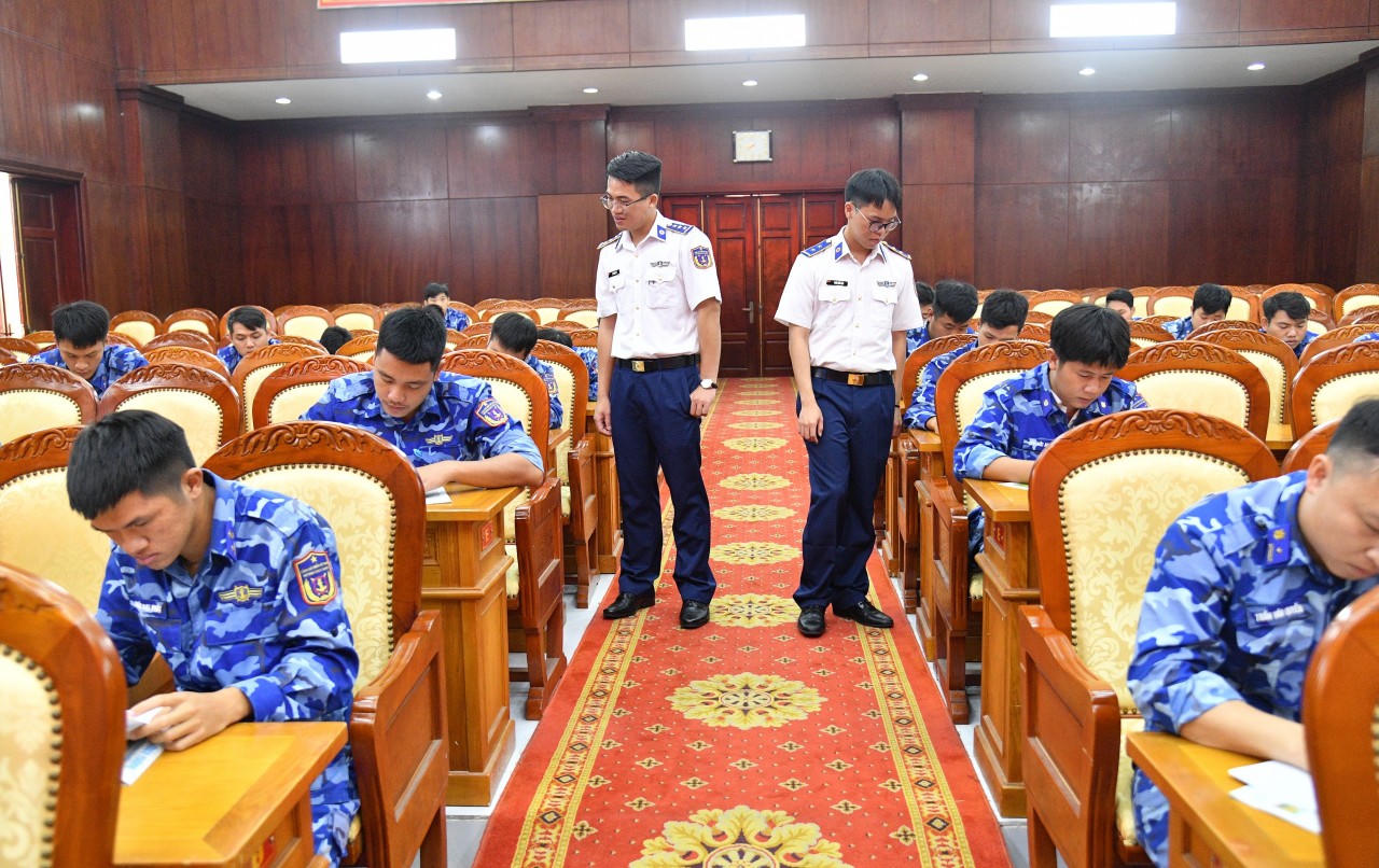 Kiểm tra l&yacute; thuyết cuối kh&oacute;a lớp huấn luyện chiến sĩ cứu thương.