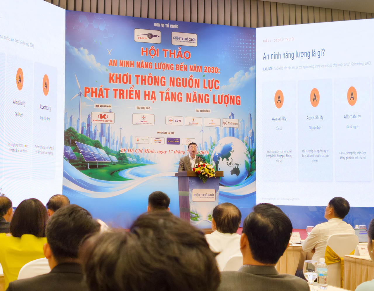 GS.TS V&otilde; Xu&acirc;n Vinh ph&aacute;t biểu tại Hội thảo An ninh năng lượng đến 2030. Ảnh TG