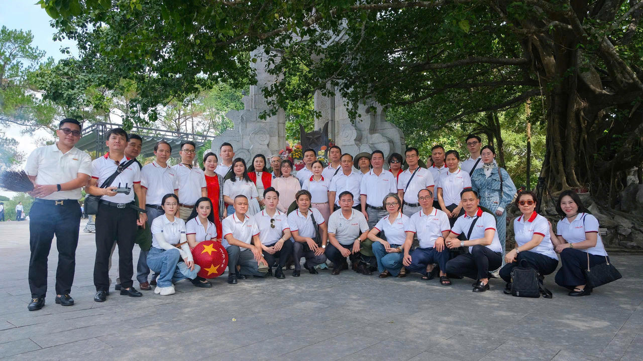 Đo&agrave;n c&aacute;n bộ, ph&oacute;ng vi&ecirc;n của B&aacute;o Ph&aacute;p luật Việt Nam ghi lại khoảnh khắc lưu niệm tại Nghĩa trang Trường Sơn. Ảnh: Trần Tuyền