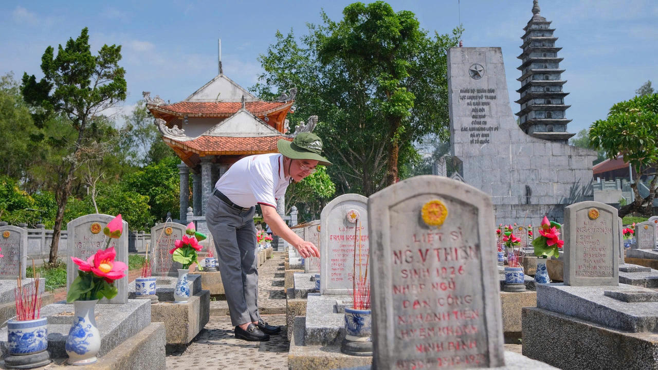 Tổng bi&ecirc;n tập Vũ Ho&agrave;i Nam d&acirc;ng hương c&aacute;c phần mộ liệt sĩ tại Nghĩa trang liệt sĩ Quốc gia Trường Sơn. Ảnh: Trần Tuyền