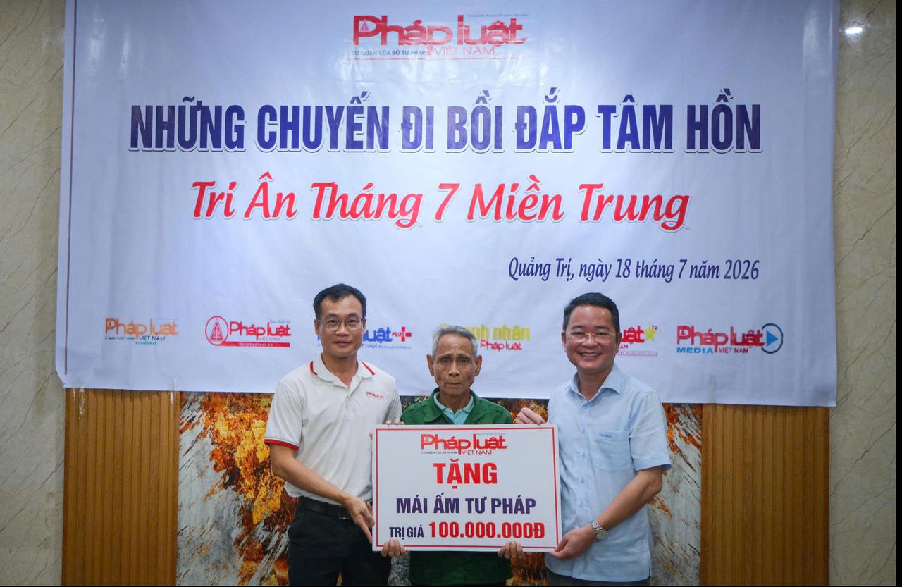 Tổng Bi&ecirc;n tập Vũ Ho&agrave;i Nam v&agrave; Ph&oacute; tổng bi&ecirc;n tập Trần Ngọc H&agrave; trao M&aacute;i ấm tư ph&aacute;p cho &ocirc;ng Hồ Pa Ly, tr&uacute; tại x&atilde; Hướng Lập, tỉnh Quảng Trị.