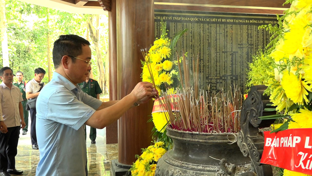 B&aacute;o Ph&aacute;p luật Việt Nam tổ chức h&agrave;nh tr&igrave;nh &ldquo;Bồi đắp t&acirc;m hồn, tri &acirc;n th&aacute;ng 7 miền Trung&rdquo; lần thứ 19