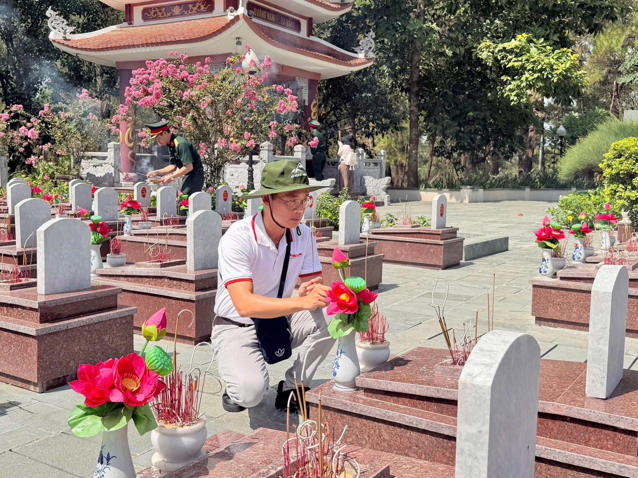 Ph&oacute; Tổng Bi&ecirc;n tập Trần Ngọc H&agrave; thắp hương tưởng nhớ c&aacute;c anh h&ugrave;ng liệt sĩ tại Nghĩa trang liệt sĩ Quốc gia Trường Sơn. Ảnh: Trần Tuyền