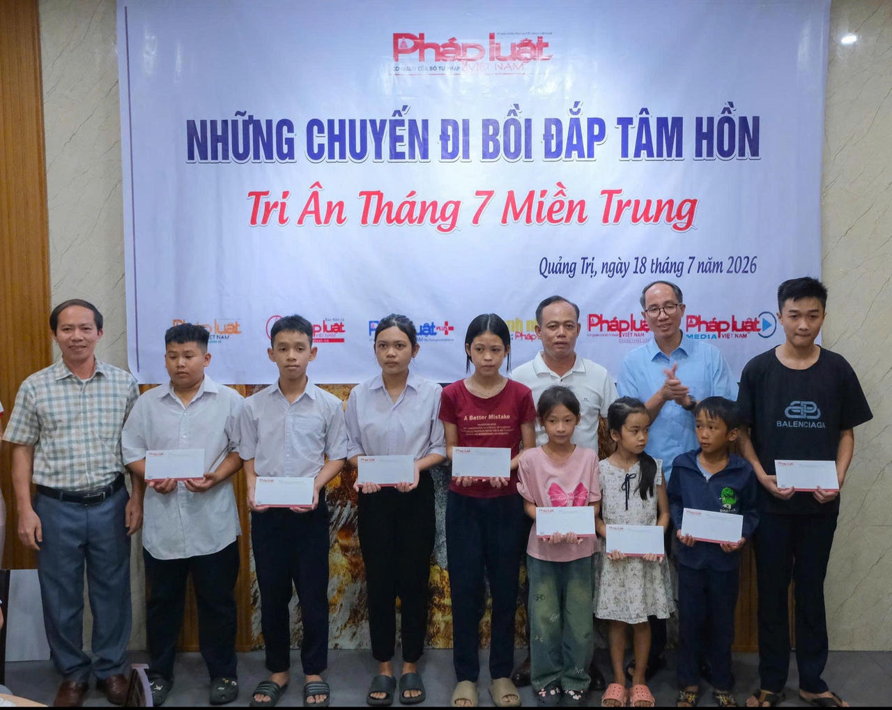 Báo Pháp luật Việt Nam tổ chức hành trình “Bồi đắp tâm hồn, tri ân tháng 7 miền Trung” lần thứ 19