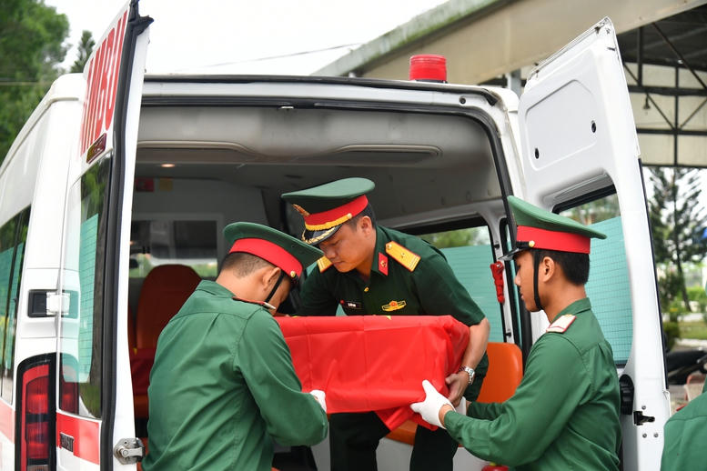 Vận chuyển mẫu sinh phẩm HCLS chưa x&aacute;c định th&ocirc;ng tin đến đơn vị gi&aacute;m định ADN. (Ảnh: L&ecirc; Sơn)