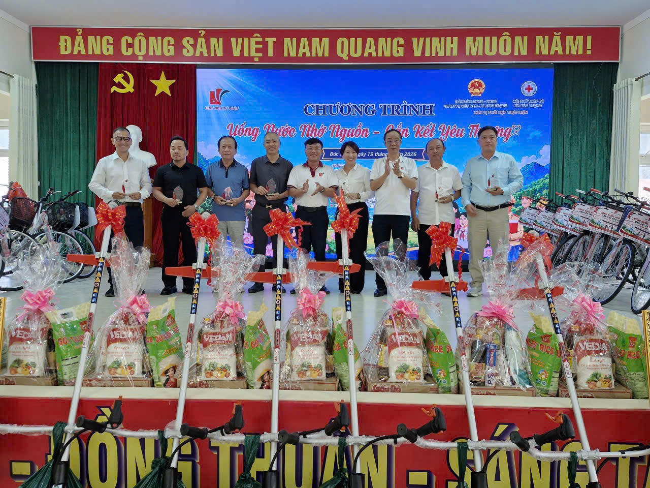 Đồng thời trao kỷ niệm chương cho những tấm l&ograve;ng v&agrave;ng