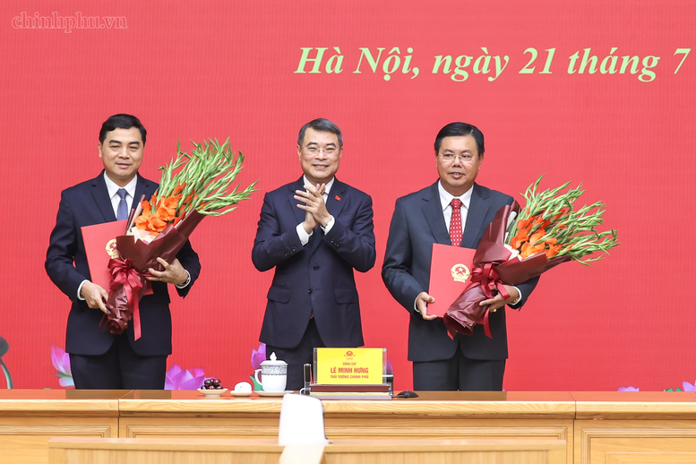 Thủ tướng trao quyết định giao Quyền Bộ trưởng Bộ Nội vụ v&agrave; bổ nhiệm Thứ trưởng Thường trực Bộ D&acirc;n tộc v&agrave; T&ocirc;n gi&aacute;o- Ảnh 3.