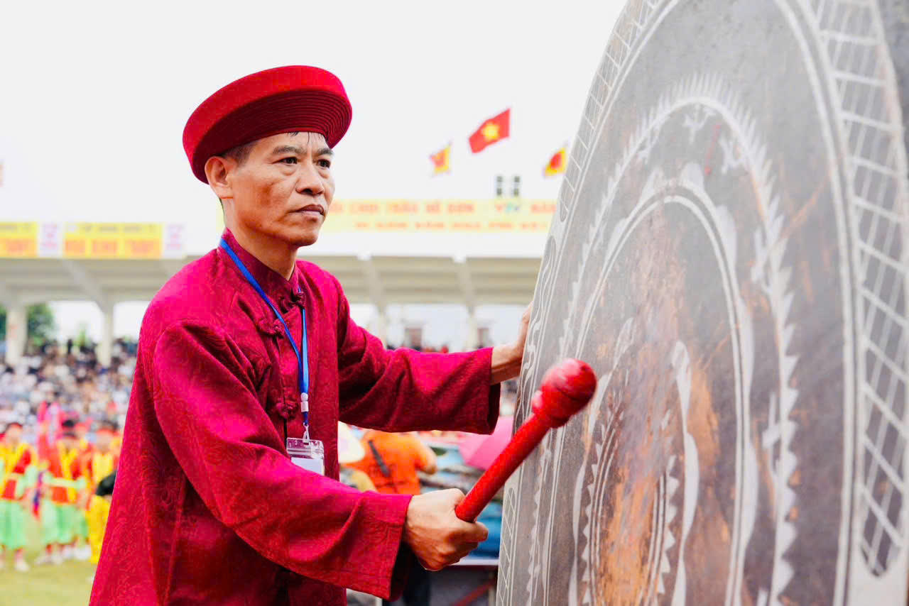 &Ocirc;ng Phạm Ho&agrave;ng Tuấn - Ph&oacute; Chủ tịch UBND phường Đồ Sơn đ&aacute;nh trống khai hội (Ảnh: Đại Thắng)