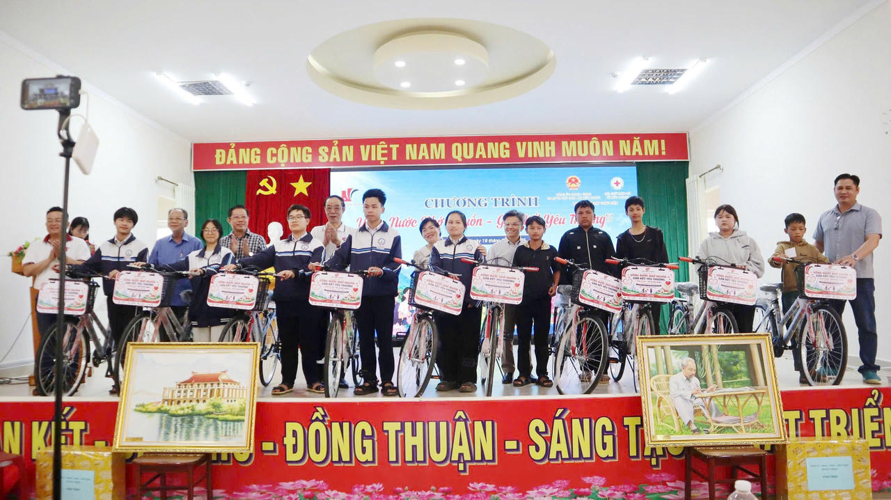 Đại diện HVTP trao qu&agrave; cho học sinh ngh&egrave;o hiếu học
