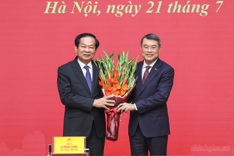 Thủ tướng trao quyết định giao Quyền Bộ trưởng Bộ Nội vụ v&agrave; bổ nhiệm Thứ trưởng Thường trực Bộ D&acirc;n tộc v&agrave; T&ocirc;n gi&aacute;o- Ảnh 4.