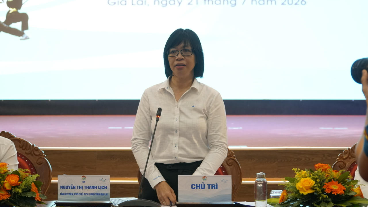 B&agrave; Nguyễn Thị Thanh Lịch - Ph&oacute; Chủ tịch UBND tỉnh Gia Lai, Trưởng ban Tổ chức Li&ecirc;n hoan ph&aacute;t biểu tại buổi họp b&aacute;o.