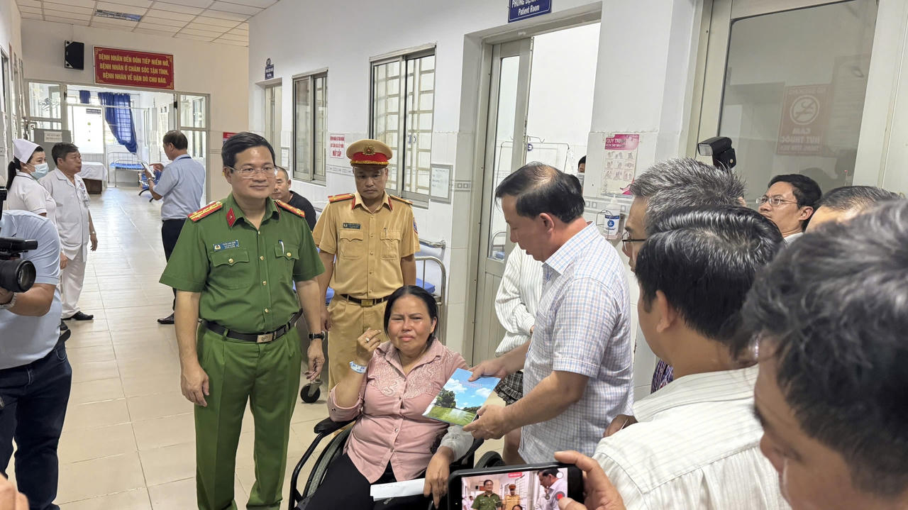 L&atilde;nh đạo TP Đồng Nai thăm hỏi nạn nh&acirc;n.