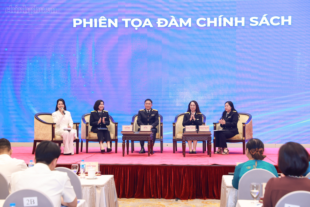 C&aacute;c đại biểu trao đổi tại Hội thảo.