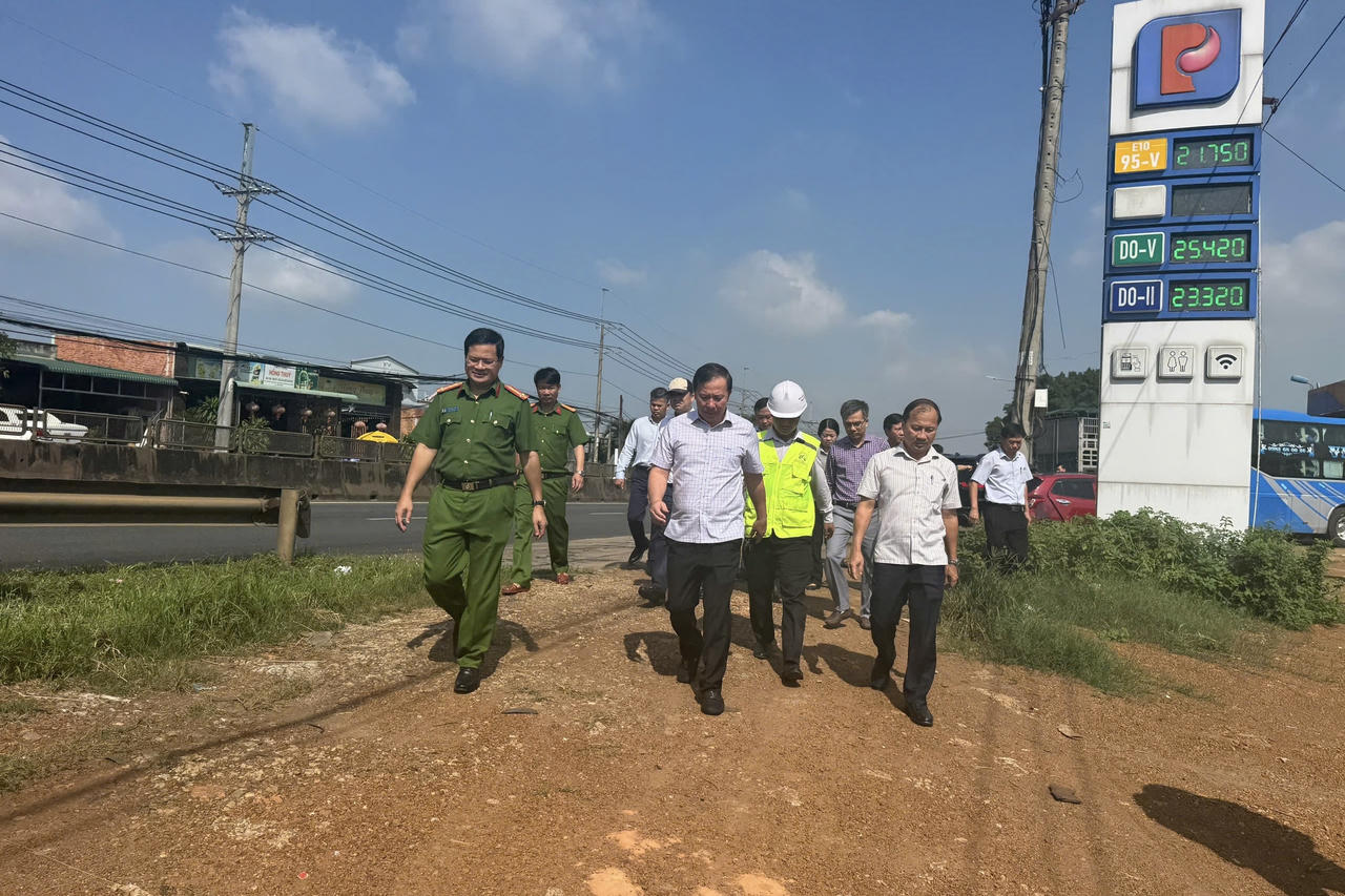 L&atilde;nh đạo TP Đồng Nai kiểm tra hiện trường.