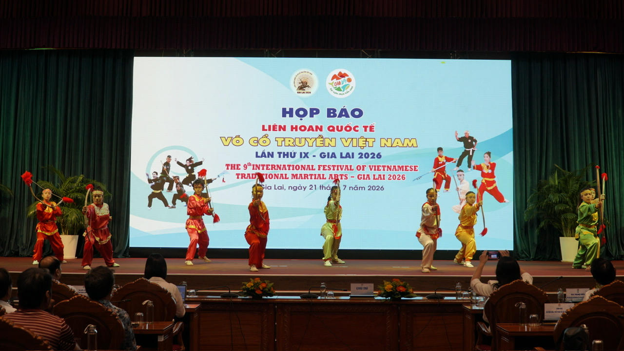 Quang cảnh buổi họp b&aacute;o.