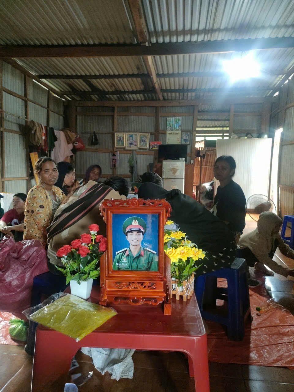Di ảnh Hạ sĩ Kpă Thi&ecirc;p tại gia đ&igrave;nh. (Ảnh: Đơn vị cung cấp)