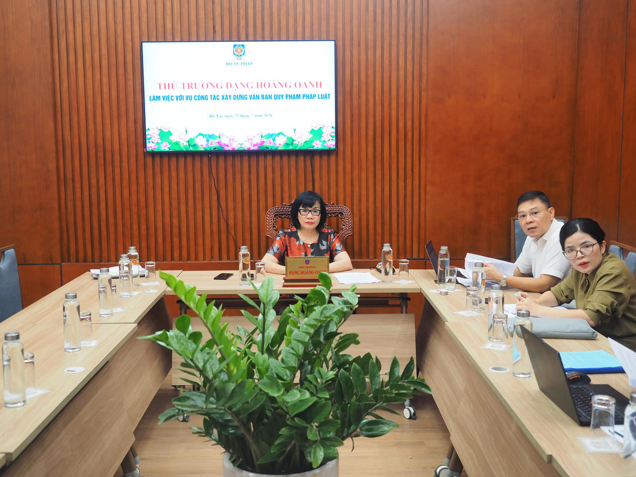 To&agrave;n cảnh buổi l&agrave;m việc.
