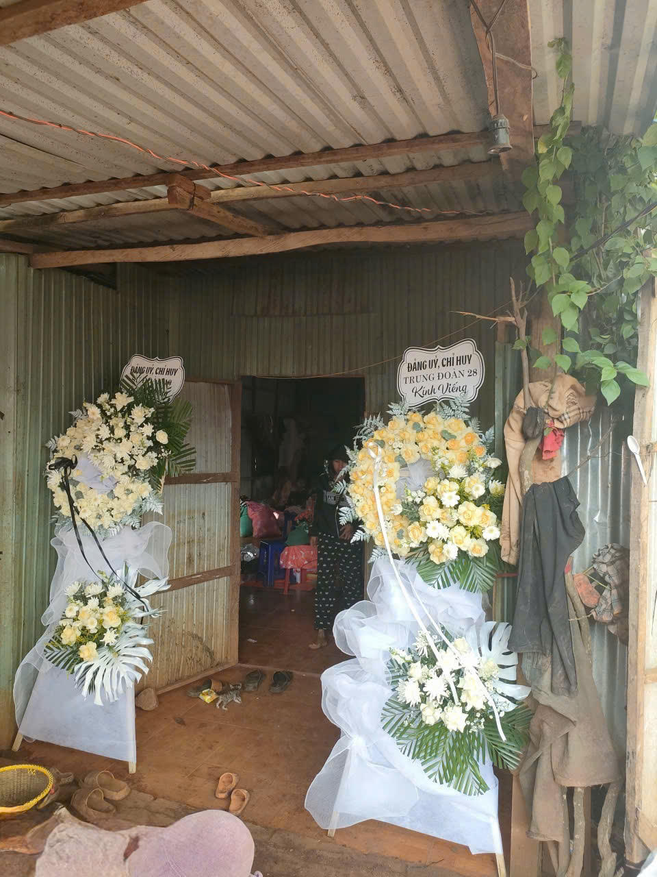 V&ograve;ng hoa của Đảng ủy, chỉ huy Trung đo&agrave;n 28 tại gia đ&igrave;nh Hạ sĩ Kpă Thi&ecirc;p. (Ảnh: Đơn vị cung cấp)
