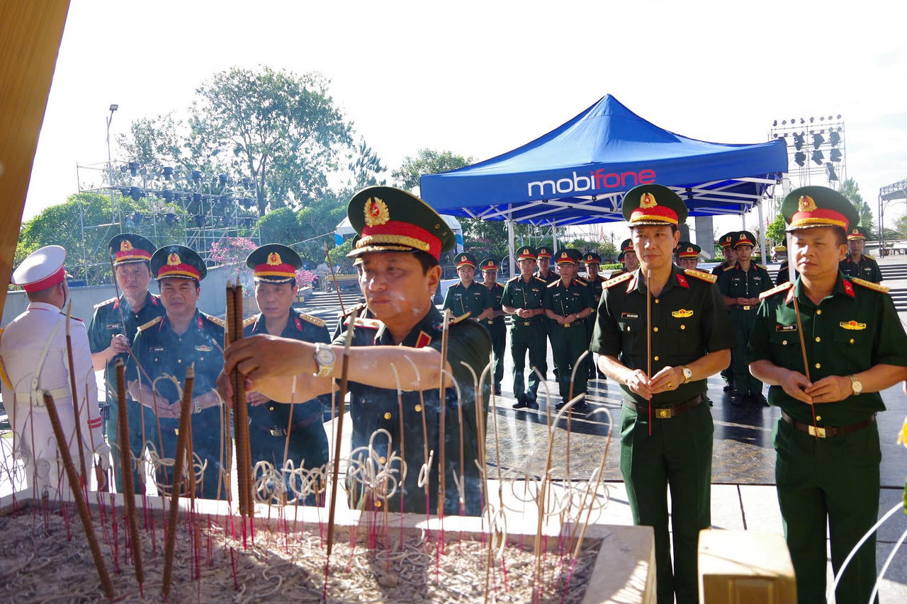 Đo&agrave;n c&ocirc;ng t&aacute;c Bộ Tư lệnh Qu&acirc;n khu 4 do Trung tướng H&agrave; Thọ B&igrave;nh, Tư lệnh Qu&acirc;n khu l&agrave;m trưởng đo&agrave;n đ&atilde; tổ chức d&acirc;ng hoa, thắp hương tưởng niệm c&aacute;c Anh h&ugrave;ng liệt sĩ tại Nghĩa trang Liệt sĩ Quốc gia Đường 9. (Ảnh: Xu&acirc;n Diện).
