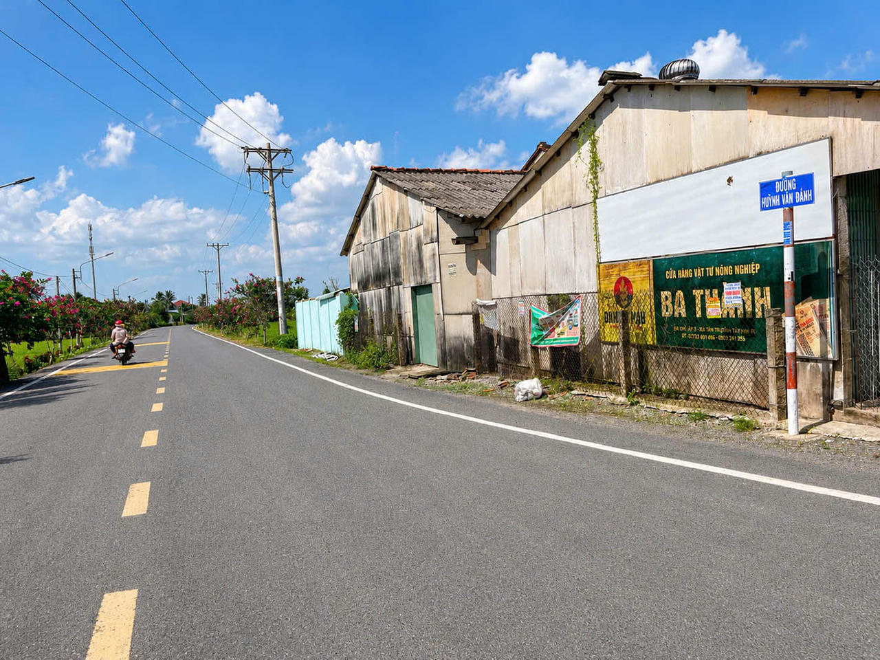 Con đường khang trang, mang t&ecirc;n Liệt sĩ, Anh h&ugrave;ng LLVTND Huỳnh Văn Đảnh.