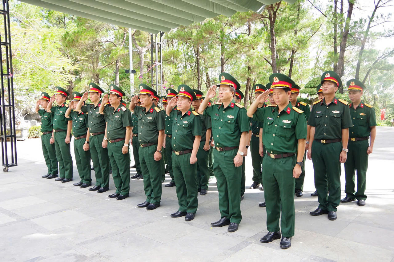 Tư lệnh Quân khu 4 tri ân Anh hùng liệt sĩ, kiểm tra khu vực vừa quy tập 7 hài cốt tại Quảng Trị