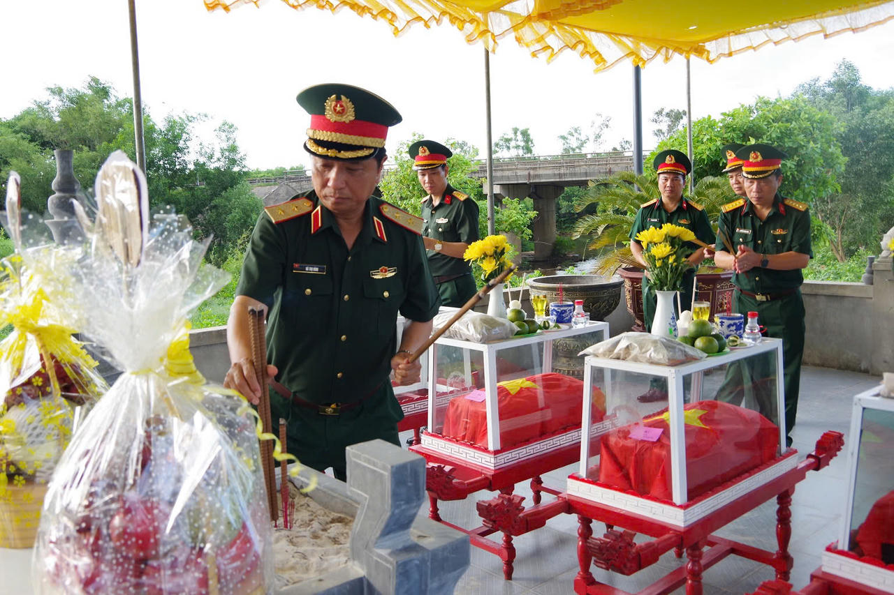Trung tướng H&agrave; Thọ B&igrave;nh c&ugrave;ng đo&agrave;n c&ocirc;ng t&aacute;c Bộ Tư lệnh Qu&acirc;n khu 4 d&acirc;ng hương c&aacute;c h&agrave;i cốt liệt sĩ vừa được Đội Quy tập 584 v&agrave; Đội Quy tập 589, Bộ CHQS tỉnh Quảng Trị quy tập tại khu vực C&acirc;u Nhi, x&atilde; Nam Hải Lăng. (Ảnh: Xu&acirc;n Diện).
