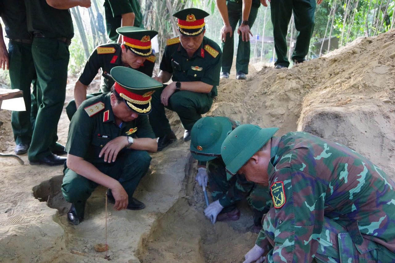 Trung tướng H&agrave; Thọ B&igrave;nh kiểm tra, động vi&ecirc;n c&aacute;n bộ, nh&acirc;n vi&ecirc;n Đội Quy tập 584, Đội Quy tập 589 v&agrave; c&aacute;c lực lượng l&agrave;m nhiệm vụ tại khu vực C&acirc;u Nhi, x&atilde; Nam Hải Lăng. (Ảnh: Xu&acirc;n Diện).