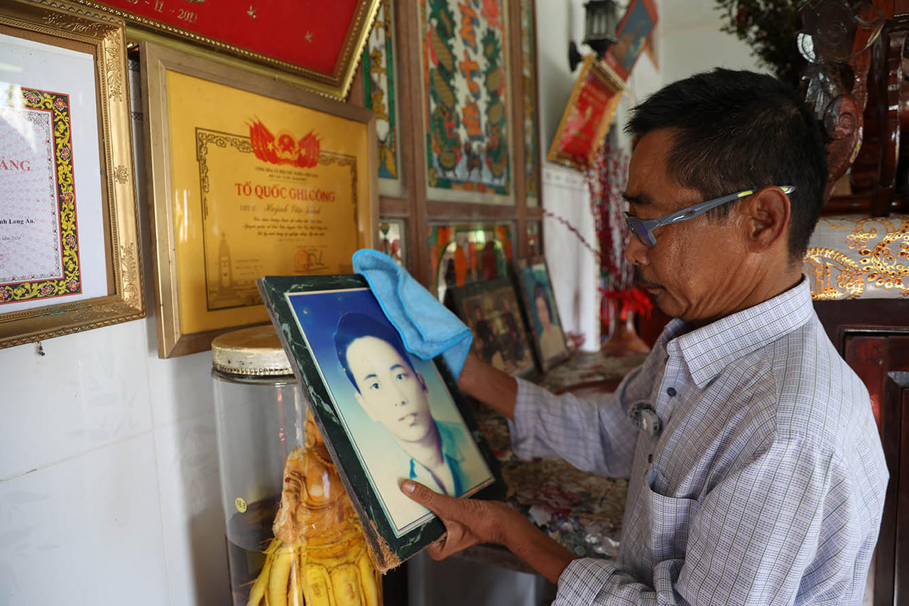 &Ocirc;ng Huỳnh Văn Nhờ cười bảo: &ldquo;Nhiều người n&oacute;i t&ocirc;i giống cha, ch&iacute;nh t&ocirc;i cũng nghĩ vậy khi nh&igrave;n v&agrave;o tấm h&igrave;nh n&agrave;y&rdquo;.