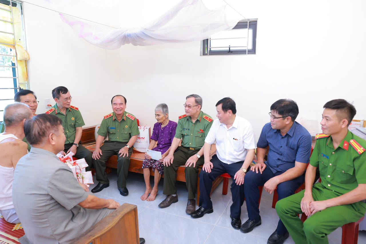 Ban tổ chức đến thăm, tặng qu&agrave; Mẹ VNAH Nguyễn Thị Chắn.