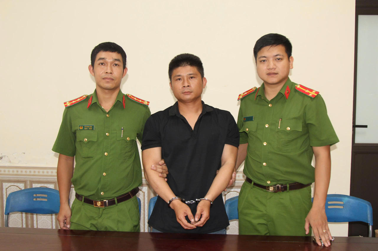 Đối tượng Quang B&iacute;nh T&agrave;i tại Cơ quan C&ocirc;ng an sau nhiều năm lẩn trốn tại nhiều tỉnh ph&iacute;a Bắc (ảnh C&ocirc;ng an cung cấp)
