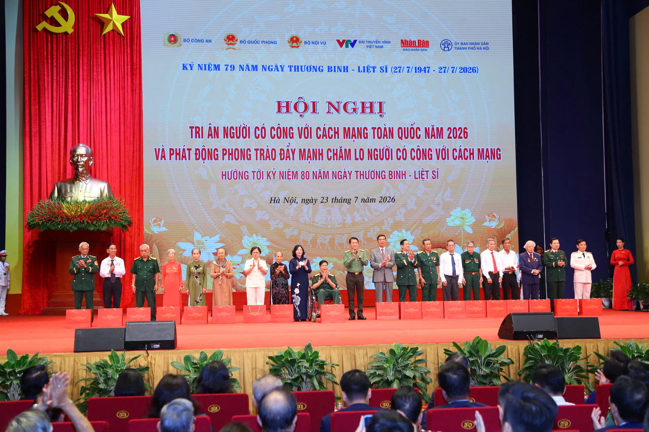 Chủ tịch UB Mặt trận Tổ quốc Việt Nam B&ugrave;i Thị Minh Ho&agrave;i, Bộ trưởng C&ocirc;ng an Lương Tam Quang tặng qu&agrave; tri &acirc;n gia đ&igrave;nh những người c&oacute; c&ocirc;ng.