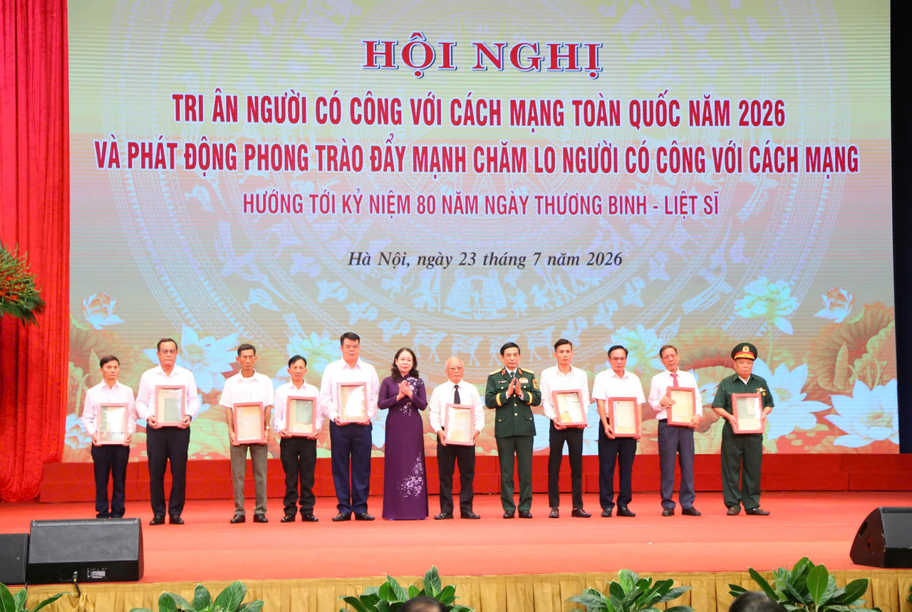 Trao kỷ vật đi B cho gia đ&igrave;nh c&aacute;c liệt sĩ.