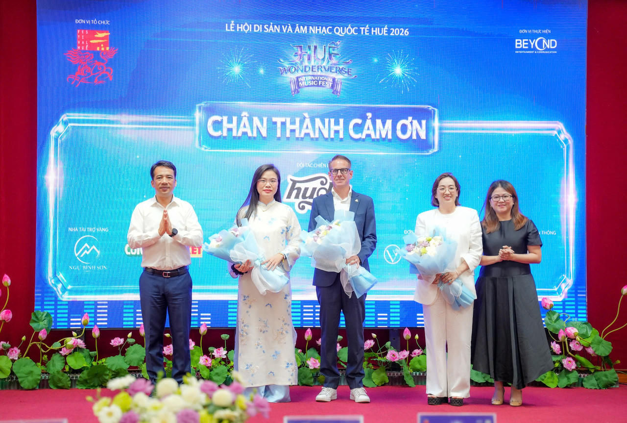 L&atilde;nh đạo th&agrave;nh phố tặng hoa cảm ơn c&aacute;c nh&agrave; t&agrave;i trợ. (Ảnh: L&ecirc; Ho&agrave;ng)