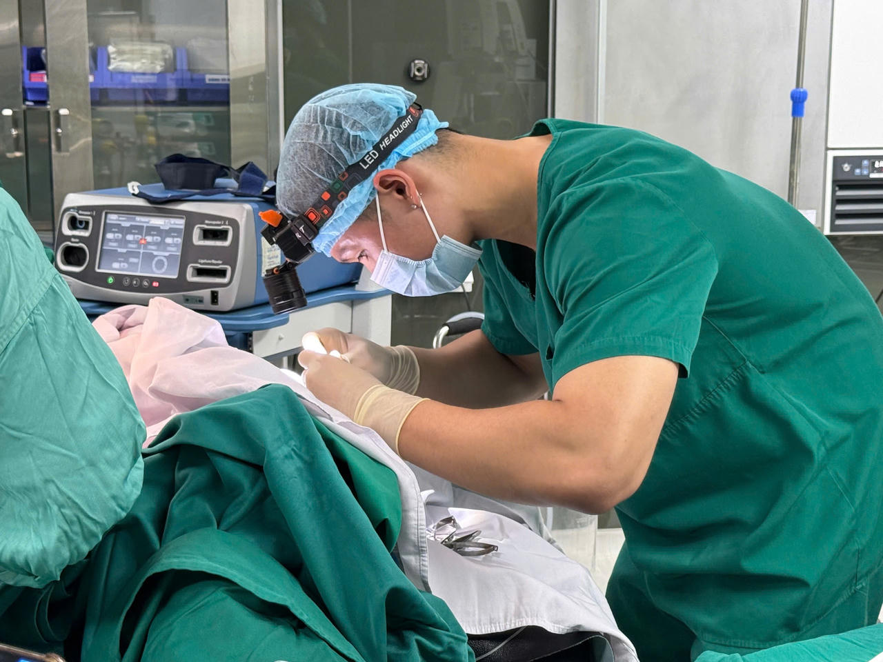 C&aacute;c b&aacute;c sĩ thực hiện ca lấy tạng.