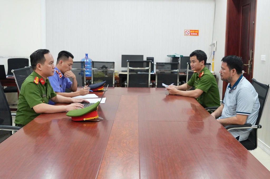 Cảnh s&aacute;t l&agrave;m việc với c&aacute;c đối tượng trong đường d&acirc;y (ảnh C&ocirc;ng an cung cấp)