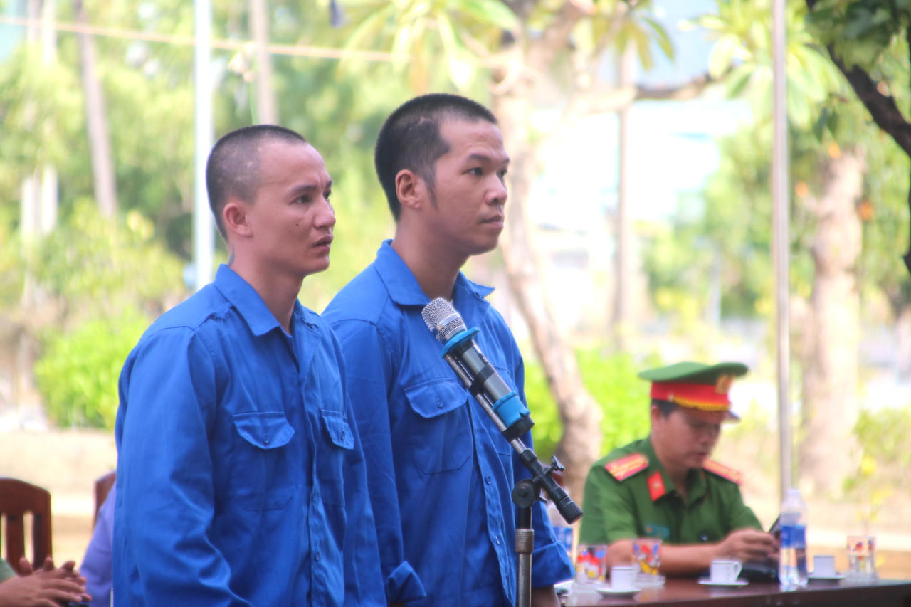 C&aacute;c bị c&aacute;o tại phi&ecirc;n t&ograve;a x&eacute;t xử. (Ảnh: Đ&igrave;nh Ph&ugrave;ng)