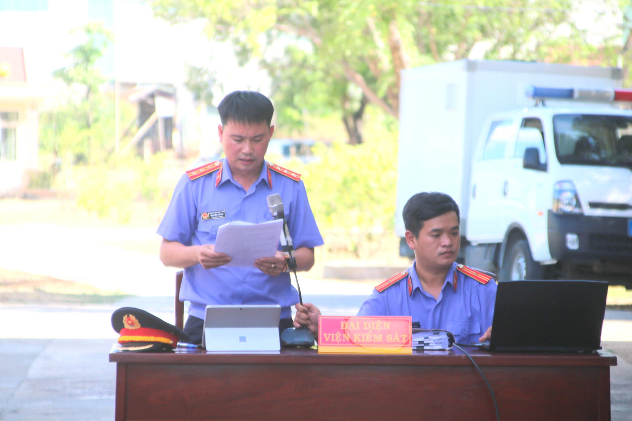 Đại diện Viện KSND khu vực 1 - Gia Lai c&ocirc;ng bố bản c&aacute;o trạng tại phi&ecirc;n t&ograve;a x&eacute;t xử. (Ảnh: Đ&igrave;nh Ph&ugrave;ng)