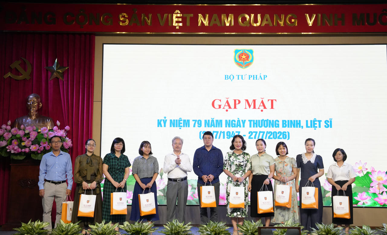 Ph&oacute; B&iacute; thư chuy&ecirc;n tr&aacute;ch Nguyễn Quang Th&aacute;i trao tặng qu&agrave; tri &acirc;n c&ocirc;ng chức, vi&ecirc;n chức l&agrave; thương binh, con liệt sỹ, con thương, bệnh binh đang c&ocirc;ng t&aacute;c tại Bộ.