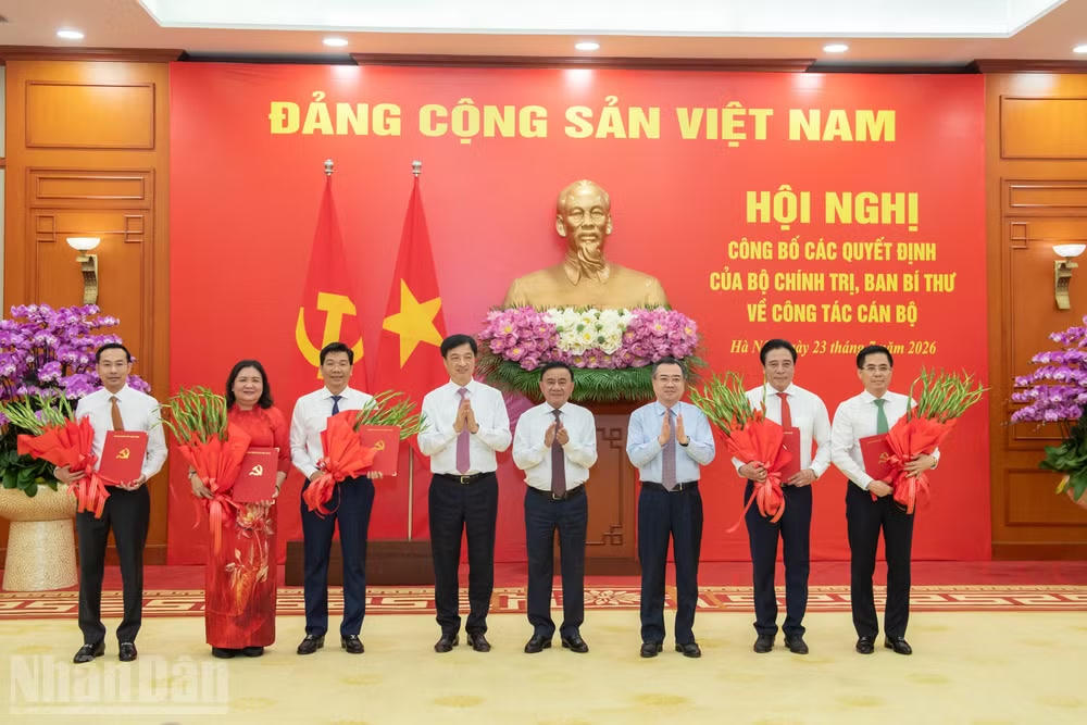 Ủy vi&ecirc;n Bộ Ch&iacute;nh trị, Thường trực Ban B&iacute; thư Trần Cẩm T&uacute; trao c&aacute;c quyết định; c&aacute;c đồng ch&iacute;: Nguyễn Duy Ngọc, Nguyễn Thanh Nghị tặng hoa ch&uacute;c mừng c&aacute;c đồng ch&iacute; được nhận nhiệm vụ mới. Ảnh: nhandan.vn