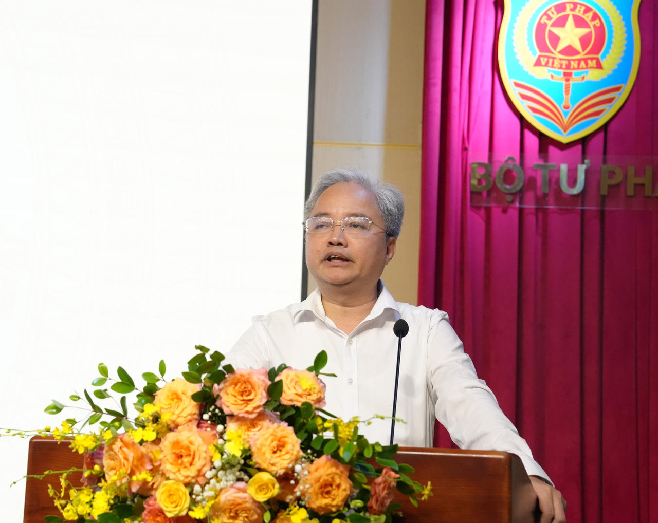 Ph&oacute; B&iacute; thư chuy&ecirc;n tr&aacute;ch Nguyễn Quang Th&aacute;i ph&aacute;t biểu tại buổi gặp mặt.