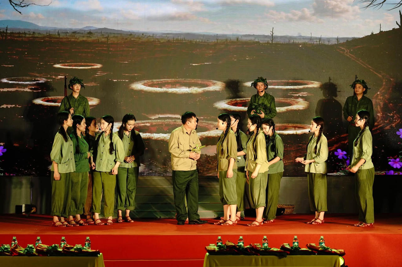 Chương tr&igrave;nh nghệ thuật 'Khoảng trời con g&aacute;i' với những l&agrave;n điệu d&acirc;n ca v&iacute;, giặm đ&atilde; t&aacute;i hiện ch&acirc;n thực, x&uacute;c động h&igrave;nh ảnh 10 nữ anh h&ugrave;ng liệt sĩ thanh ni&ecirc;n xung phong Ng&atilde; ba Đồng Lộc. Ảnh: Tỉnh đo&agrave;n HT