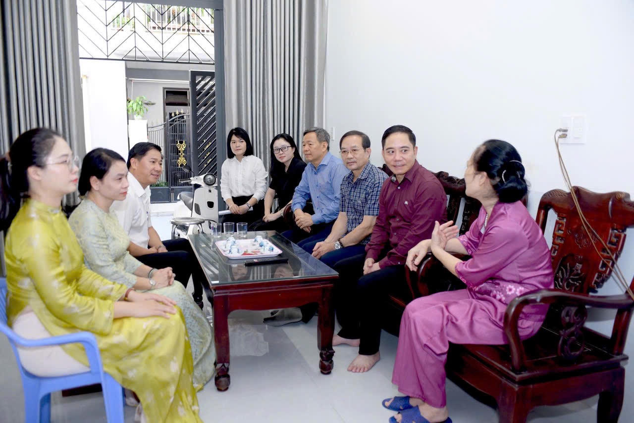 &Ocirc;ng Cao Ho&agrave;ng Sơn, Vụ trưởng Vụ Địa phương II, Ban Tổ chức Trung ương (&aacute;o đỏ) c&ugrave;ng đo&agrave;n c&ocirc;ng t&aacute;c thăm gia đ&igrave;nh Liệt sĩ Nguyễn Văn Th&acirc;n. Ảnh: Hữu Ph&uacute;