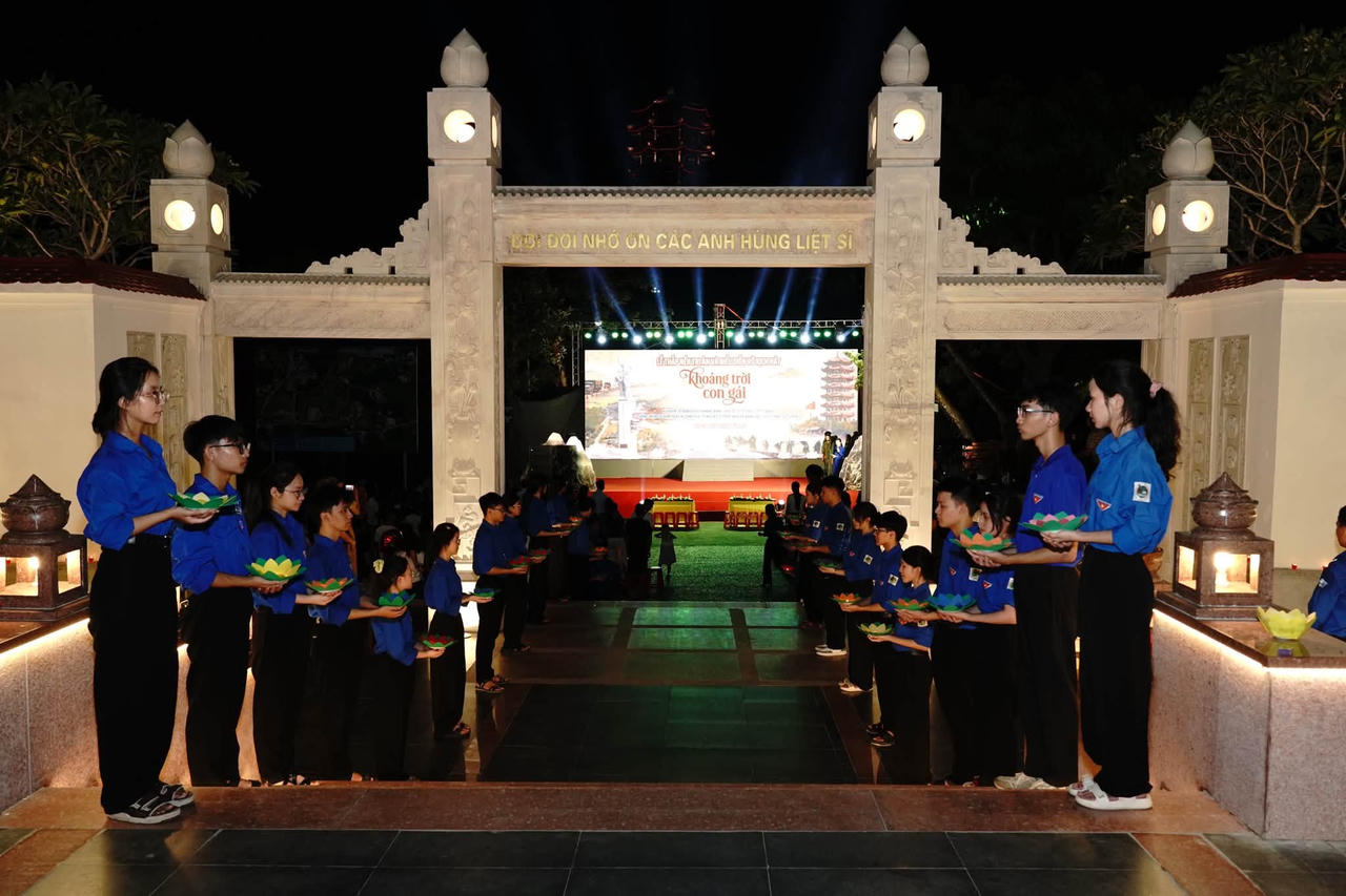 Lễ thắp nến tri &acirc;n l&agrave; dịp tưởng nhớ, b&agrave;y tỏ l&ograve;ng biết ơn đối với c&aacute;c anh h&ugrave;ng liệt sĩ.  Ảnh: Tỉnh đo&agrave;n HT