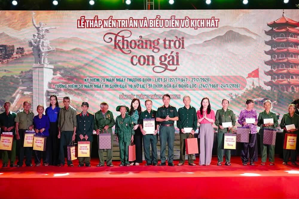 Ban Tổ chức trao tặng 30 suất qu&agrave; cho c&aacute;c thương binh, bệnh binh, th&acirc;n nh&acirc;n liệt sĩ, người c&oacute; c&ocirc;ng v&agrave; gia đ&igrave;nh ch&iacute;nh s&aacute;ch. Ảnh: Tỉnh đo&agrave;n HT
