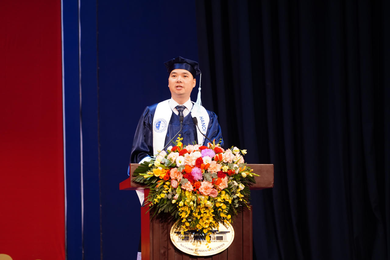 &Ocirc;ng Phạm Ho&agrave;i Điệp, Ph&oacute; Trưởng ph&ograve;ng Đ&agrave;o tạo Đại học b&aacute;o c&aacute;o tại buổi lễ.