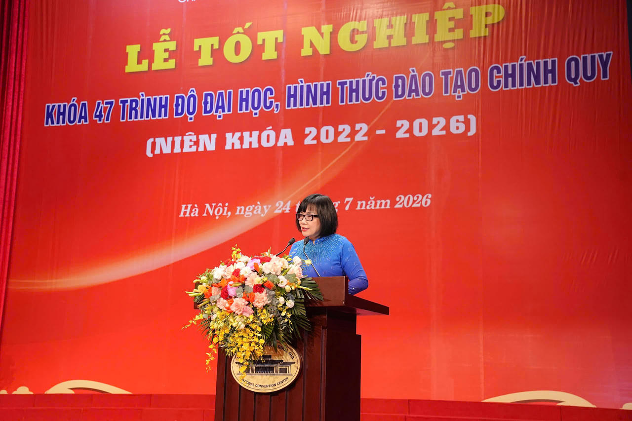 Thứ trưởng Đặng Ho&agrave;ng Oanh tin tưởng tập thể L&atilde;nh đạo, c&aacute;c thầy c&ocirc; gi&aacute;o v&agrave; sinh vi&ecirc;n, học vi&ecirc;n Trường Đại học Luật H&agrave; Nội sẽ tiếp tục đồng l&ograve;ng viết tiếp những trang th&agrave;nh t&iacute;ch rực rỡ.