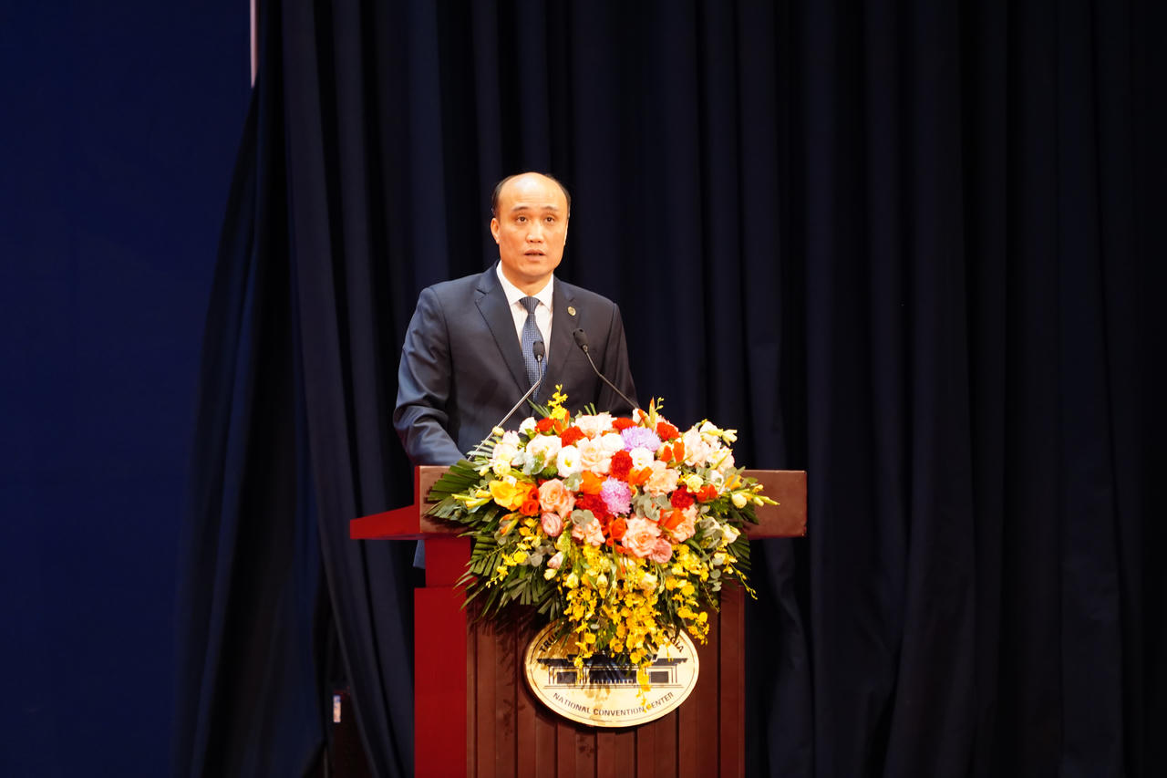 PGS.TS T&ocirc; Văn Ho&agrave;, Hiệu trưởng Trường Đại học Luật H&agrave; Nội ph&aacute;t biểu tại buổi lễ.
