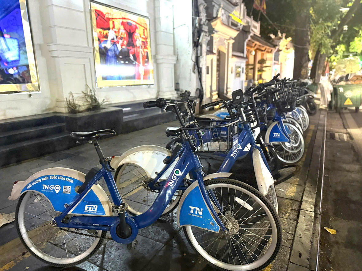 Xe đạp c&ocirc;ng cộng tại khu vực hồ Ho&agrave;n Kiếm. (Ảnh trong b&agrave;i: PV)